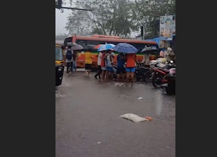 Best Bus Ka Break Huwa Fail Shop Me Jaha Gushi Me At Jogeshwari