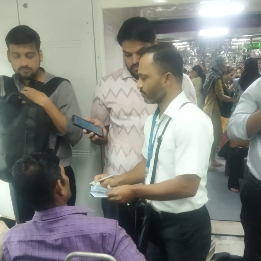 Borivali Station Pe Namaste Campaign, 5200 Ticketless Passengers Pakde Gaye