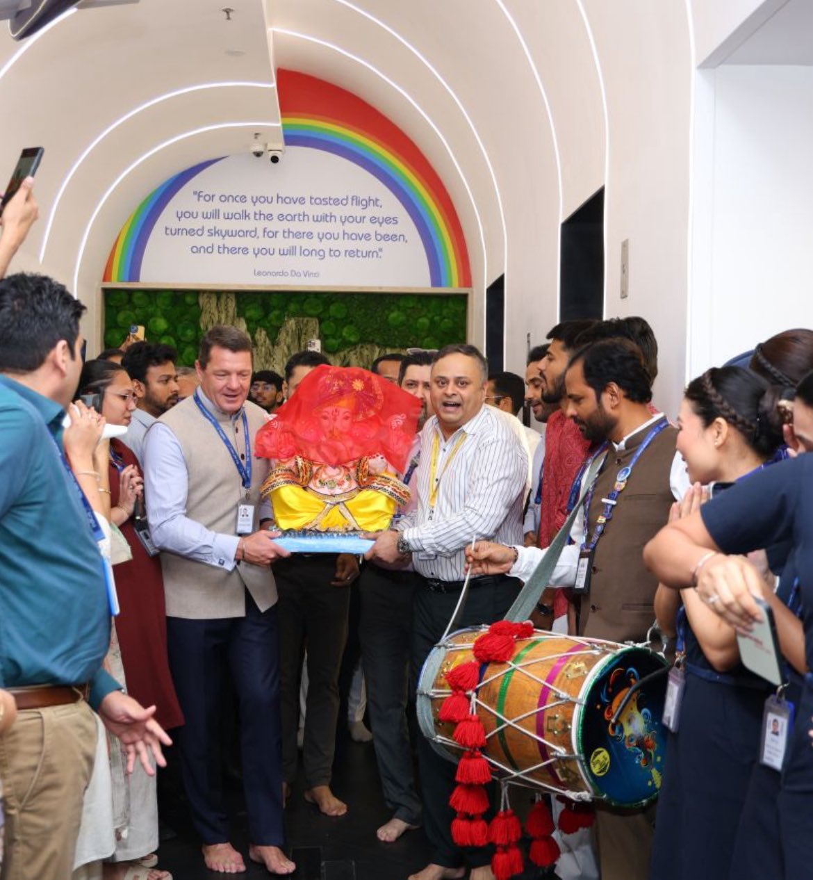 Airlines Bhi Bappa Ke Jashn Mein Shamil, IndiGo CEO Ne Uthaya Idol, Air India Ne Di Modak Treat
