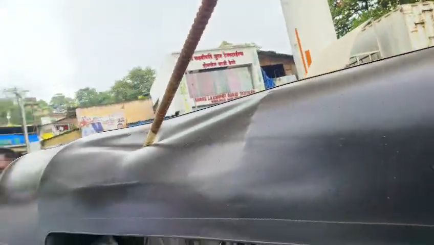 Bhiwandi Mein Metro Kaam Ke Dauraan Bada Haadsa: Narpoli Metro construction Bridge Se Gira Iron Rod, Rickshaw Mein Baitha Shaks Gahyal.