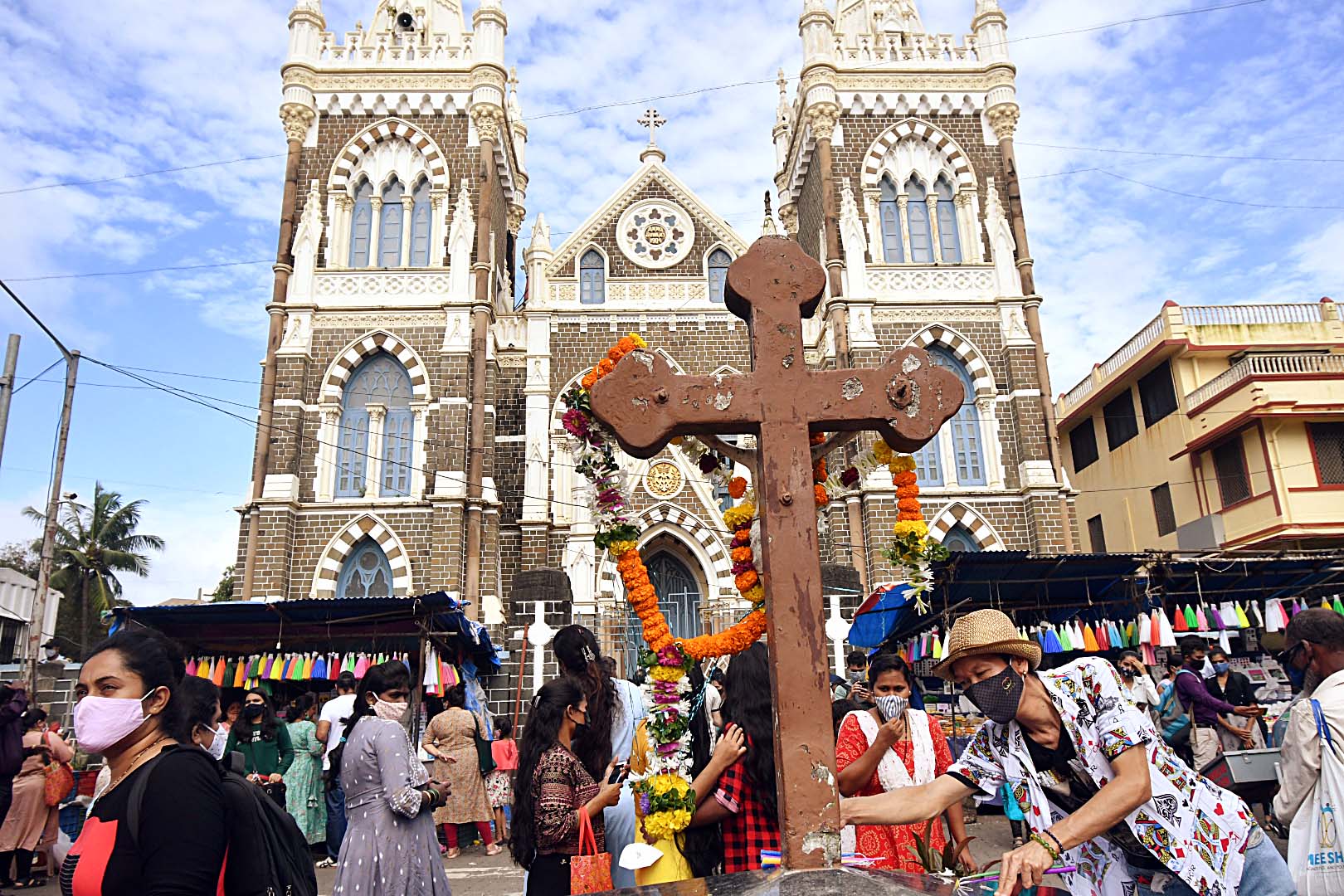 Bandra Fair 2025 Ka Last Day – Mount Mary Basilica Mein Sunday Ki Holy Ceremony, Food Aur Shopping Ka Maza Le Lo!