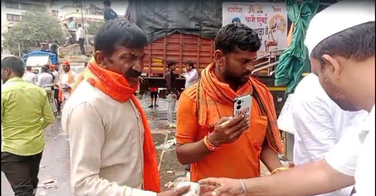 Aashadan NGO distributed food packets to Maratha Andolankaris at CST Mumbai.