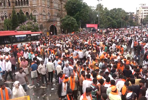 Kal Duphare 4 baje tak roads clear karayein aur naye protestors ko Mumbai mein aane se roka jaye. High Court