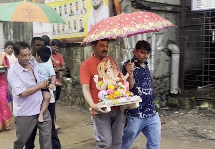 Ganeshotsav 2025 – Mumbai Mein 40,000+ Idols Visarjit