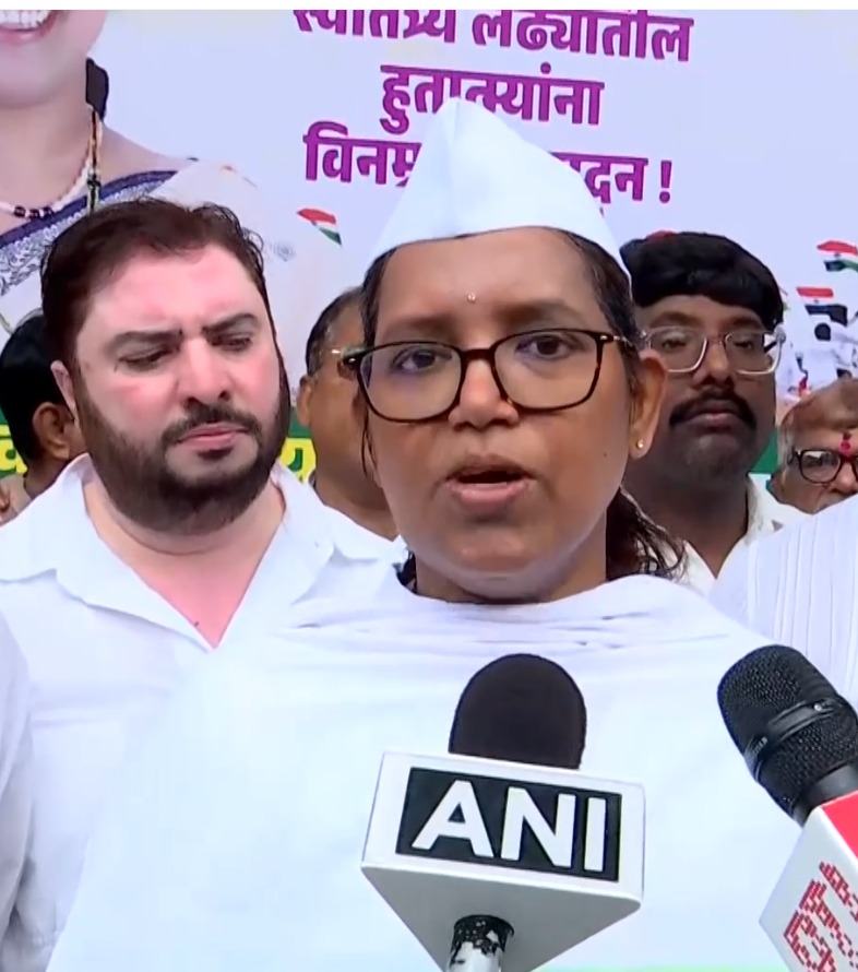 Varsha Gaikwad Ne Andheri Anganwadi Mein Kide Wali Khichdi Par Kiya Gussa