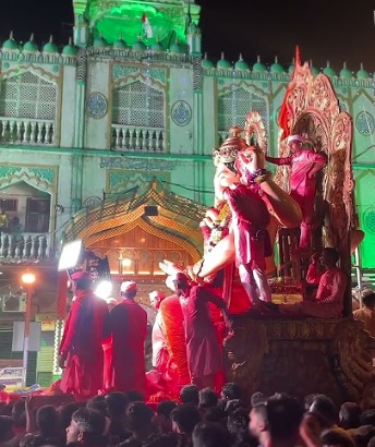 Lalbaugcha Raja Visarjan Mein Hindustani Masjid Par Kyun Rukta Hai?