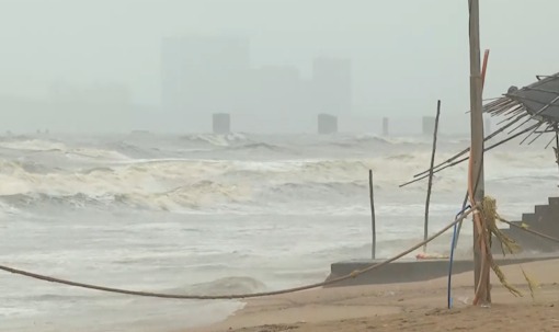 Mumbai Mein High Tide Se Paani Ki Yatra Thami