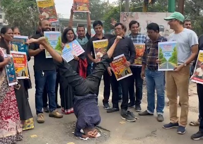 Thane Residents Ne Ghodbunder Road Par Dramatic Protest Kiya – Potholes Mein Sir Daal Kar Let Gaye, Video Viral!