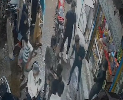 Andheri West m Screwdriver Se hua Hamla, DN Nagar Police CCTV k zariye Talaash Mein juti.