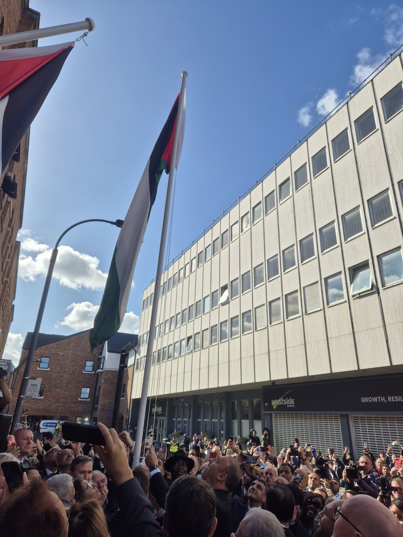 London mein Ambassy k bahar Palestinian Flag Lahraya Gaya, UK Ne Palestine Ko Recognize Kiya.