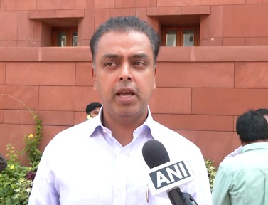 Milind Deora Ne Sanjay Raut Ke ‘Anti-National’ Remarks Par Police Commissioner Ko Sounpa Memorandum