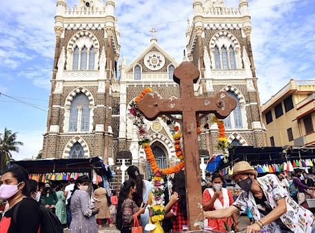 Bandra Fair 2025 Ke Opening Day Par 12 Chor Pakde Gaye – 9 FIR, Mobile Aur Gold Chains Churaye!