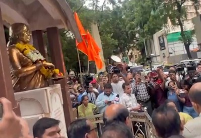Shivaji Park Mein Meenatai Thackeray Ki Murti Par Laal Oil Paint Daalne wala Shaks Pakda Gaya