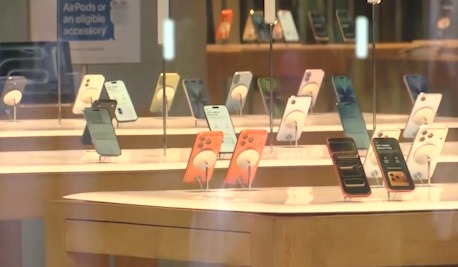 iPhone 17 Series Ki Sale Shuru – Mumbai Ke BKC Apple Store Par Bheed Ka Mela, 10 Ghante Se Zyada Intezaar Kar Rahe Customers, Videos Viral!