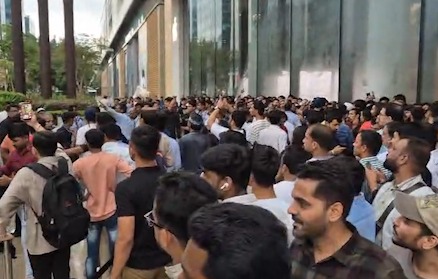 BKC Apple Store Par Hungama – iPhone 17 Launch Ke Waqt Bheed Mein Ladai, Crowd Management Ki Kami Se Dhakka-Mukki, Video Viral!