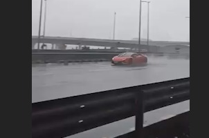 Mumbai Coastal Road Par Lamborghini Ka Bada Haadsa – Tezi Se Chalti Supercar Ne Divider Ko Tod Diya, Ek Ghayal, Video Viral Ho Gaya