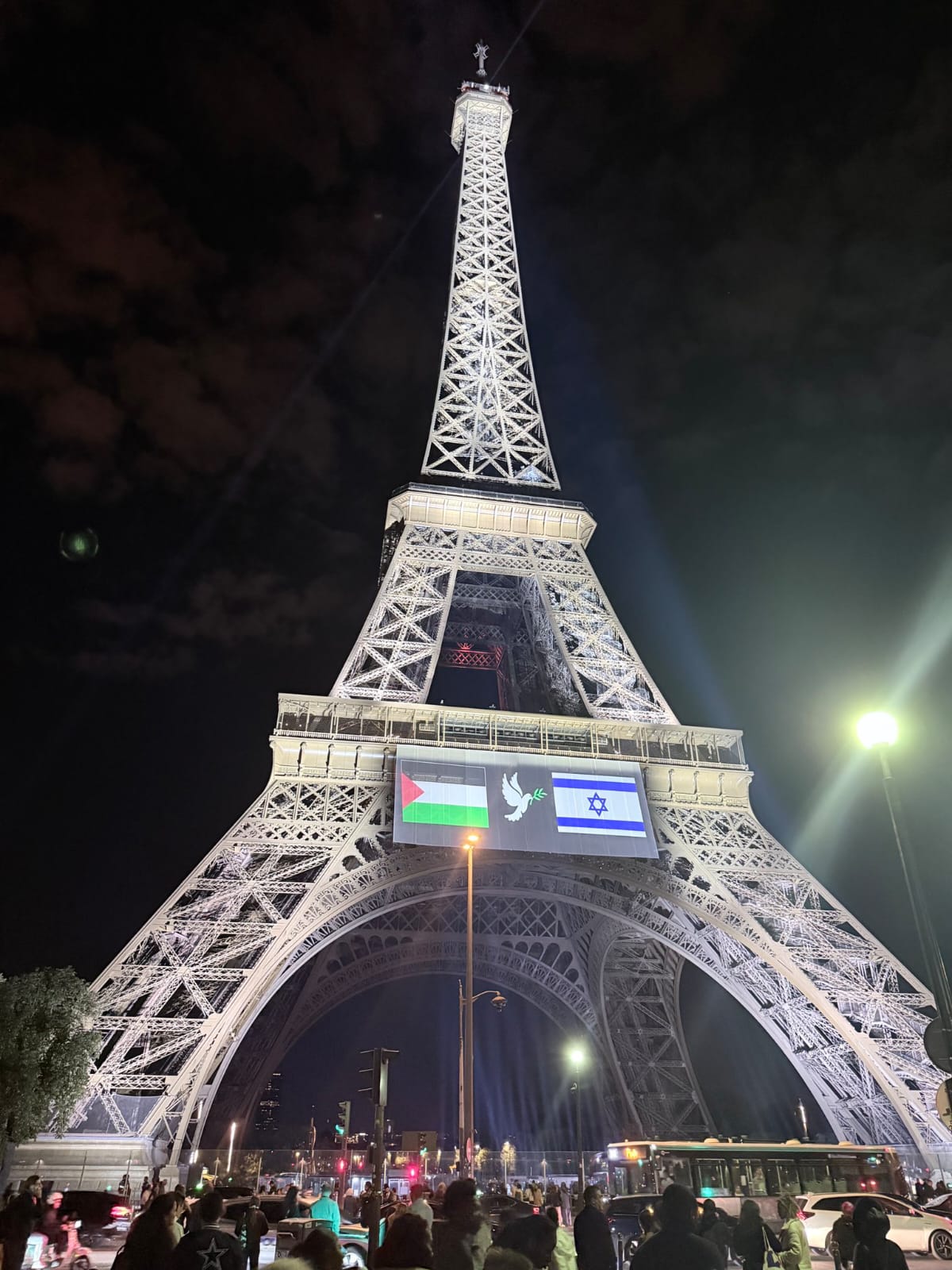 Eiffel Tower Par Palestine Aur Israel Ke Jhande – Paris Se Aman Aur Recognition Ka Paighaam.