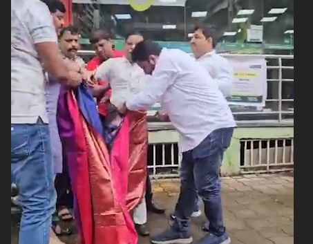 BJP ke 18 Workers Par FIR, Congress Leader Ko Sari Pehnane Ka Case