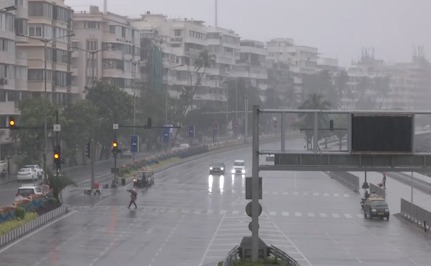 Mumbai Mein IMD Ne Orange Alert Jaari Kiya, Suburbs Mein Bhari Barish aur 24 Ghante Ka Alert