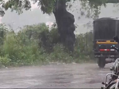 Marathwada Mein Bhaari Baarish Ka Keher, Kai Gaon Se Connection Kat Gaye, Sadke Doob Gayi – IMD Alert Jaari.