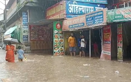 Maharashtra Mein 24 Ghante Mein 10 Ki Maut, 11,800 Se Zyada Log Bachaye Gaye – Nashik Aur Marathwada Floods Se Tabah.