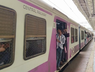 Mumbra-Diva Train Incident Me Central Railway Ki Inquiry Me Ek Bag Ne Li 5 Logo Ki Jaan.