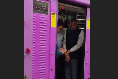 Mumbai Central Railway me Automatic Doors ka Trial Shuru.