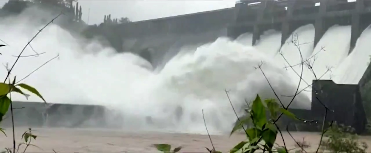 Palghar Mein Dhamni Dam Bhara Pura, Gaon Alert Par