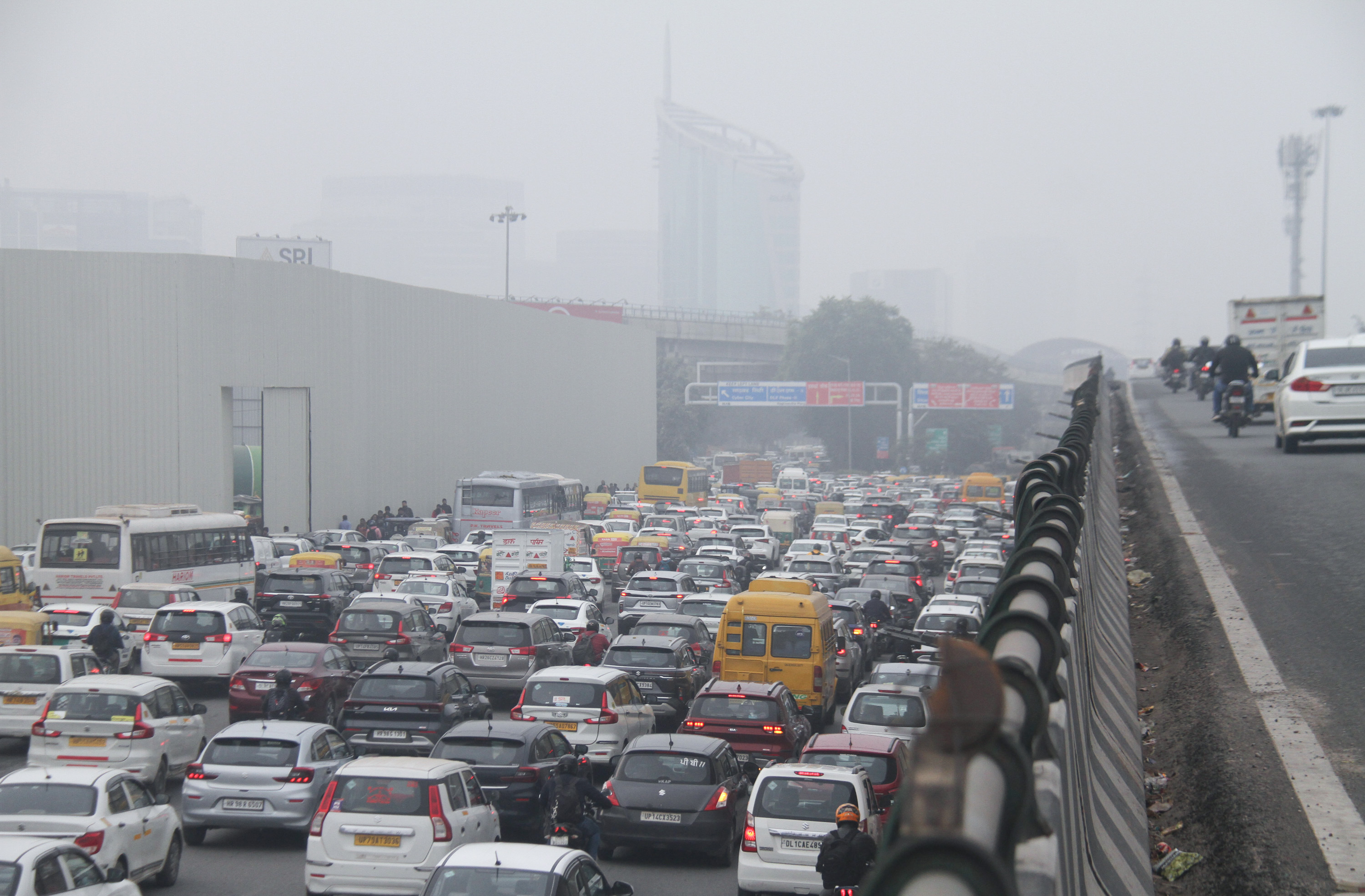Mumbai-Ahmedabad Highway Pe 500+ Students 12 Ghante se Fase, 70 Km Traffic Jam Mein Na Pani Na Khaana!
