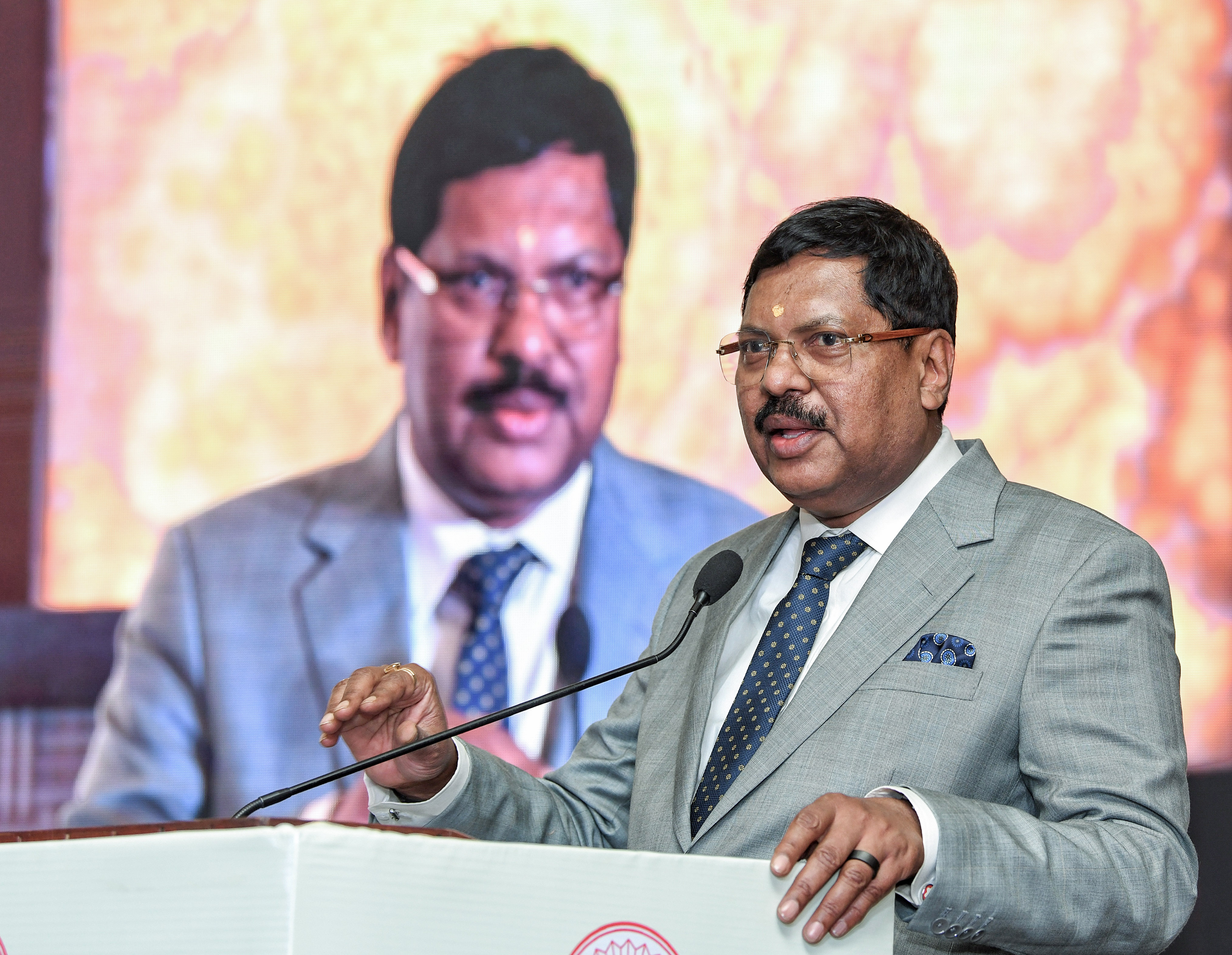 Chief Justice B R Gavai Par Joota Fenknay Ki Koshish, Lawyer Ne Chillaya ‘Sanatan Ka Apmaan Sah Nahi Sakta’ – Court Ne Turant Action Liya!