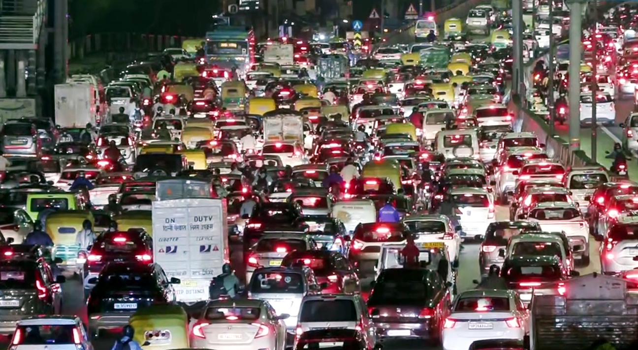 Mumbai-Ahmedabad Highway Pe 5th Day Bhi Traffic Jam, School Buses Aur Ambulances Fase