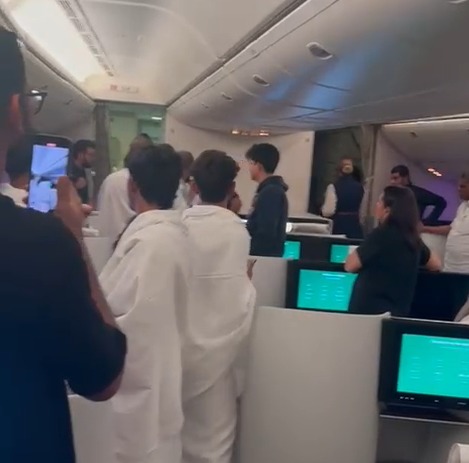 Saudia staff no one corporate any haji or anyone messenger….