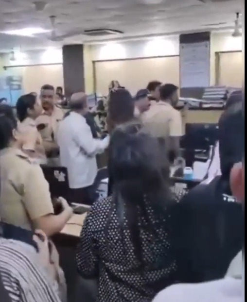 Mithibai College Mein Attendance Dispute Par Parents Ne Principal Ke Office Ka Darwaza Todh Diya, Police Bulaani Padi – Video Viral!