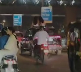 Sunroof wali SUV par bethi do lakkiyon ka video hua viral — log hue hairan!