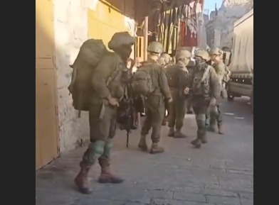 Hebron Mein Israeli Fauj Ne Do Palestinian Bacchon Ko “Jaasusi” Ke Aarop Mein kiya Giraftar.