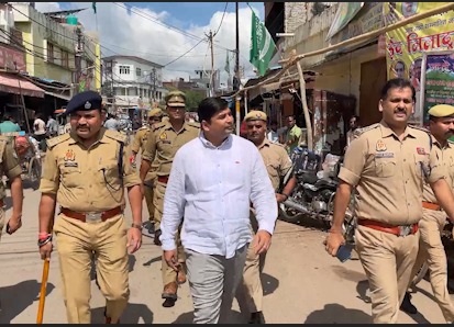 Uttar pardesh m Jumma ki namaz ke dauran security tight, flag march aur patrolling.