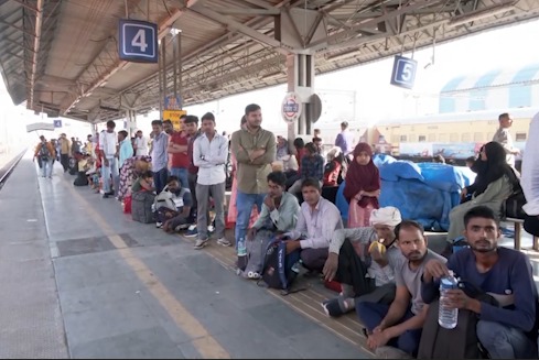 Mumbai Aur Gujarat Ke Railway Stations Pe Platform Ticket Sale Band: Diwali-Chhath Se Pehle Crowd Control Ke Liye Action!