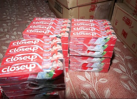 Delhi Police Ne Fake Toothpaste Aur ENO Jaise Brand Ki Copy Banane Wale Adde Par Ki Raid