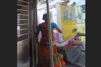 Mumbai Local Train Ka Viral Video: Kya Buzurg Mahila Ne Driver Pe Pathar Phenka? Revenge Attack ki Sachchai Samne Aayi!