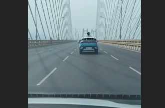 Bandra-Worli Sea Link Par Ek Ladka Car Ki Sunroof Se Bahar Nikla, Video Viral