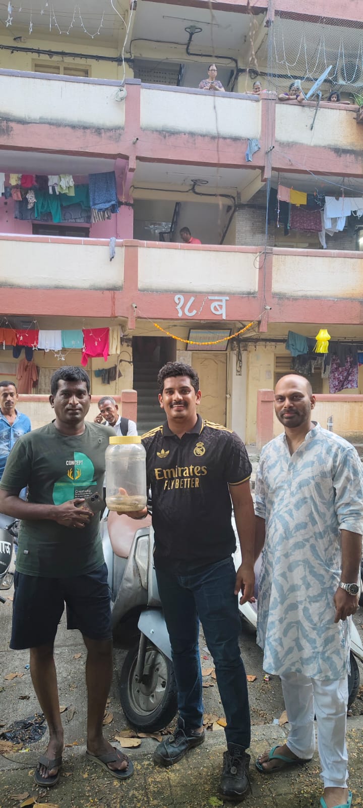 Mahim Police Colony M 4 Foot Zahreele Cobra Ko kiya Gaya Rescue.