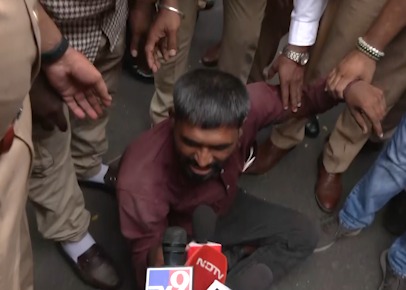 Vidhan Bhawan ke pass Taxi Driver Ne Traffic Fine Ke Khilaf Tree Par Chadhkar 2 Ghante Ka Protest Kiya