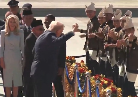 “Malaysia Mein Trump Ka Dhol Dance Viral – Peace Ki Baat Karne Wale President Ka Naya Andaaz!”