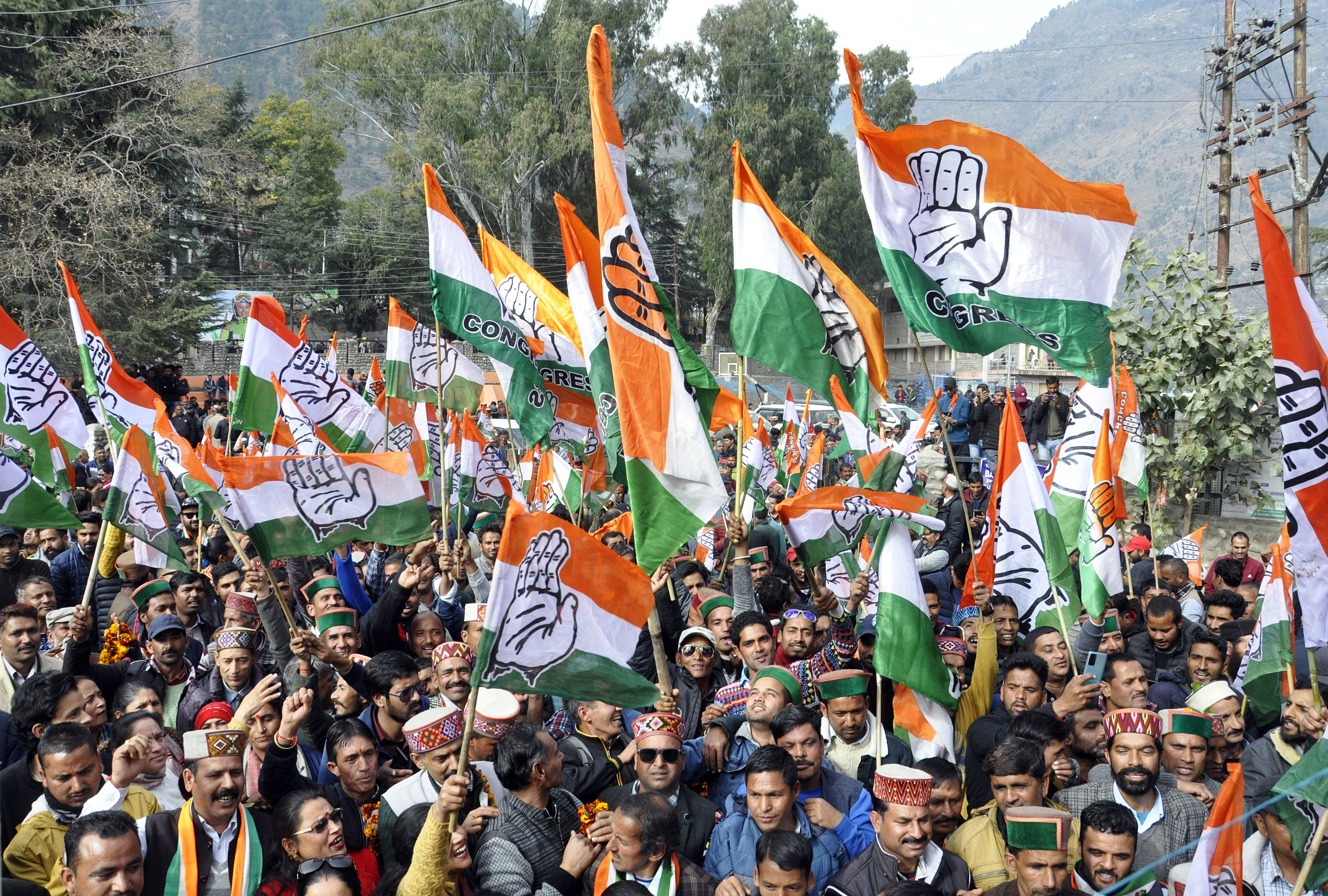 Maharashtra Transport Minister Pratap Sarnaik Ka Convoy Mira Road Mein Roka Gaya: Congress Leaders Ne Traffic Aur Road Safety Ke Against Protest Kiya!