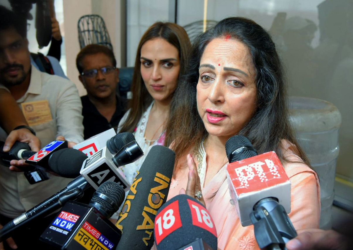 DHARMENDRA ki Fake Death Report par Bhadki Hema Malini aur Esha Deol ,