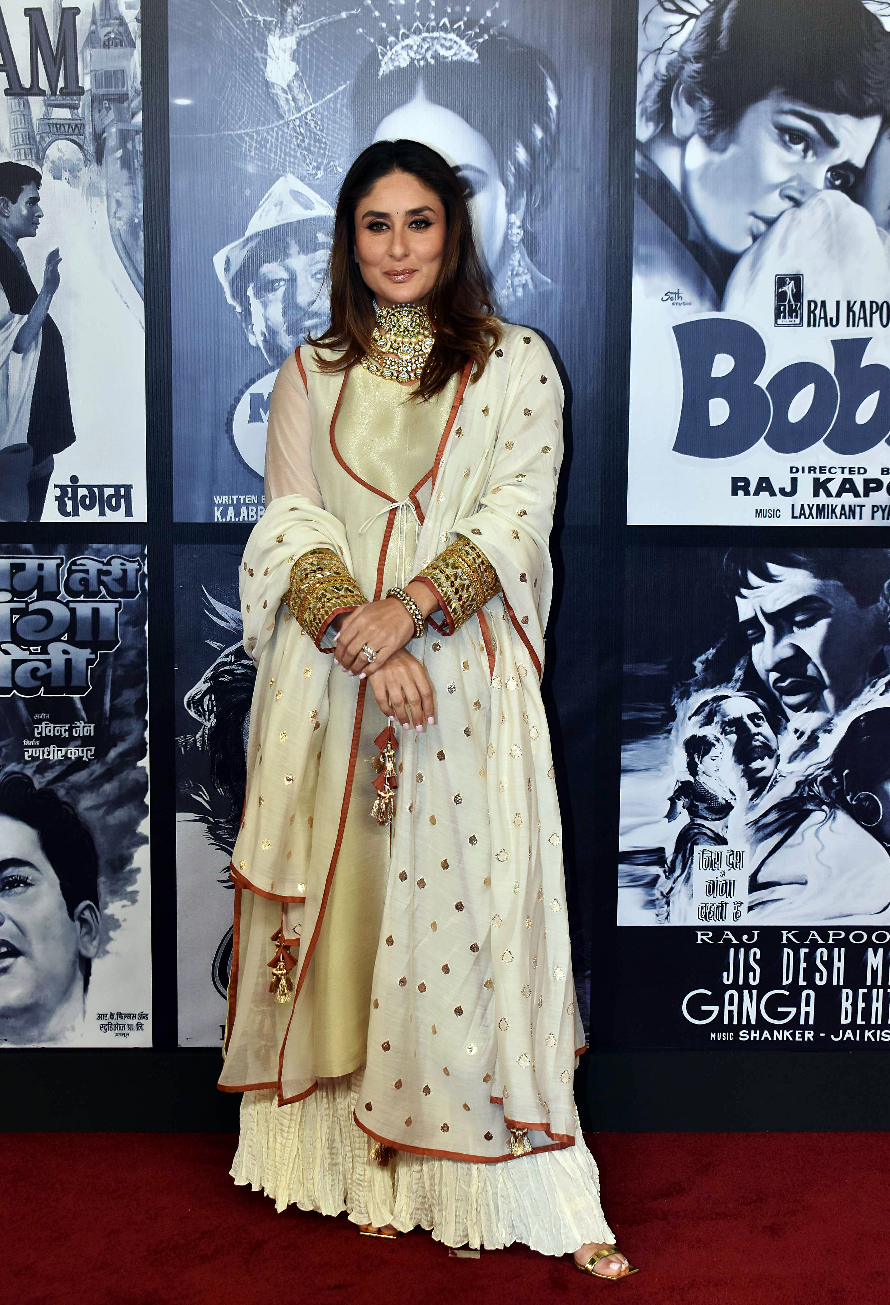Kareena Kapoor shares vintage pictures of legends Dharmendra and Raj Kapoor