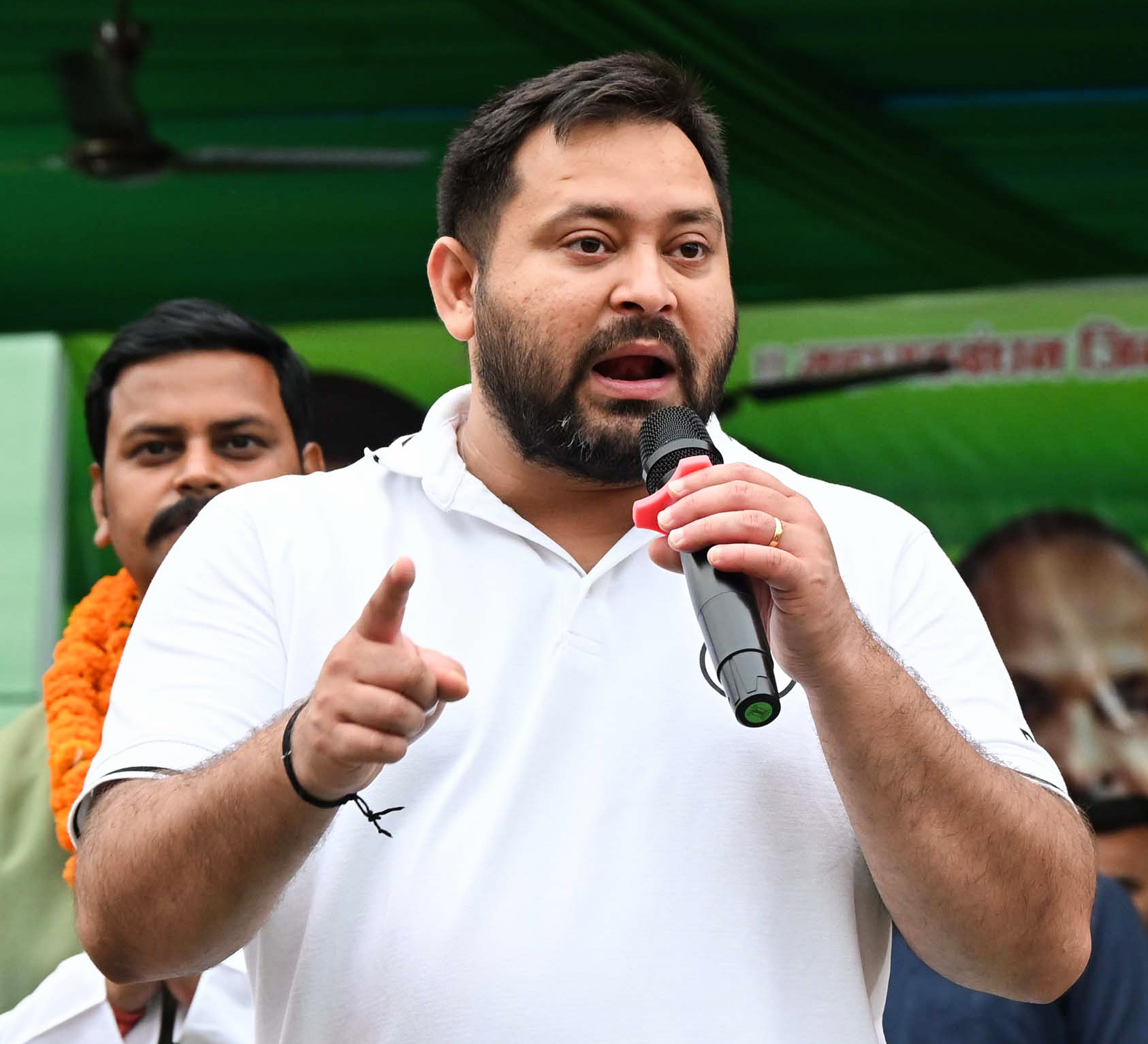 Devendra Fadnavis Ka Bada Dawa Tejashwi ne kam se kam 25 logon ko Deputy CM banane ka vaada kiya hai