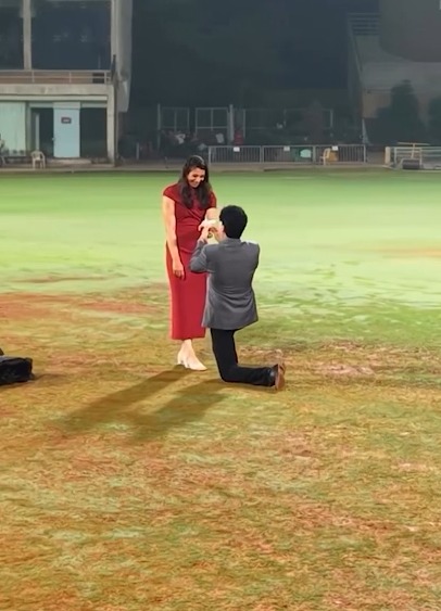 DY Patil Stadium Par Romance! Palash Muchhal Ne Smriti Mandhana Ko Kiya Pitch Par Propose