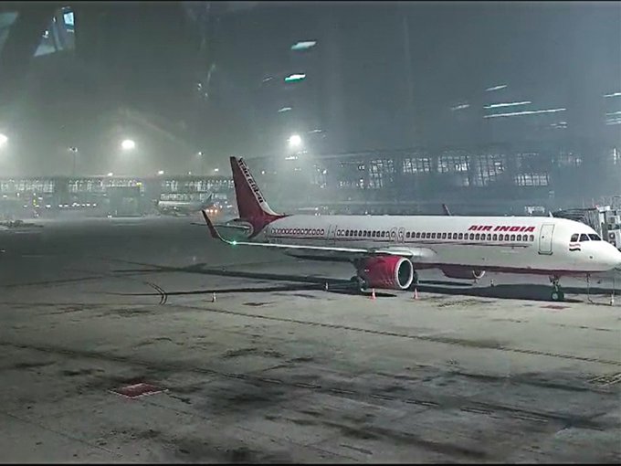 Delhi Airport Par Hungama: ATC Glitch Se 100+ Flights Delayed, Passengers Pareshan