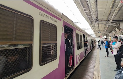 Mumbra Train Tragedy Me Two Central Railway Engineers Ke Khilaf FIR — 4 Passengers Ki Jaan